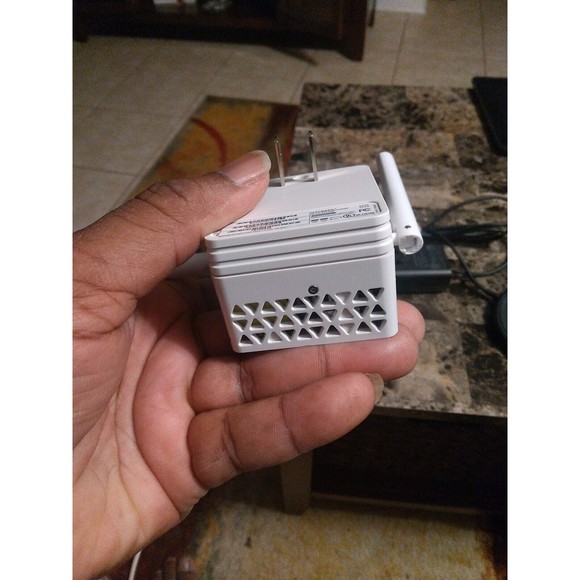 NETGEAR AC750 WiFi Range Extender (EX3700-100NAS) - Picture 4 of 6